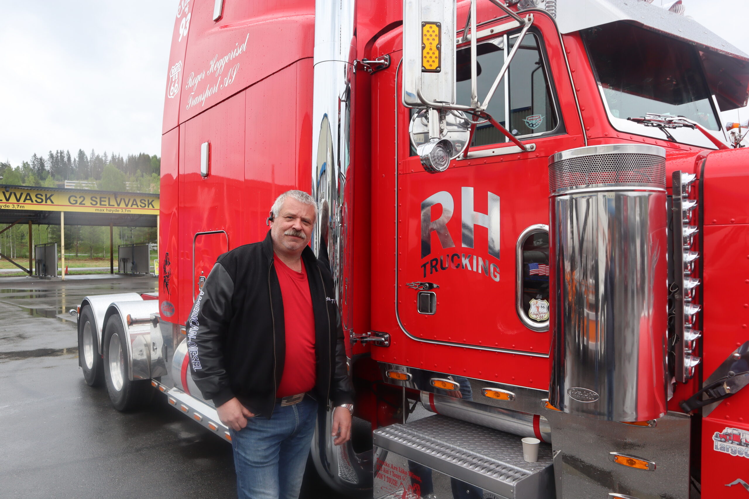 Den amerikanske Peterbilt-lastebilen til Roger Heggeriset ruver godt på veiene.