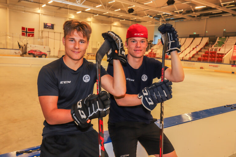 Didrik Baanerud (t.v.) og Liam Sætre er tatt ut på U17 og U18-landslaget, og de to kameratene håper å kunne få oppleve U18 sammen.