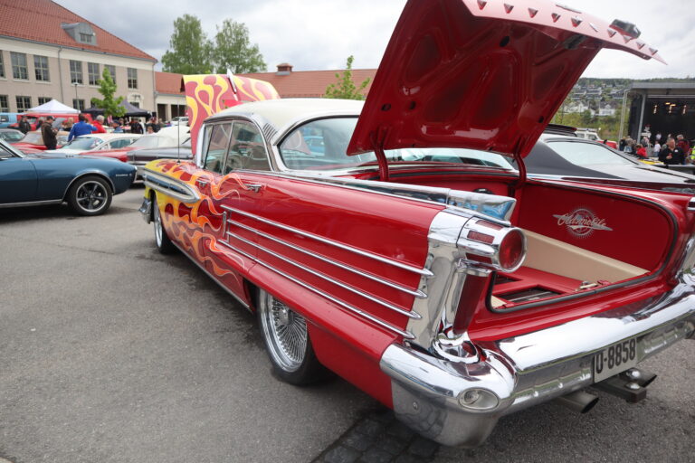Marius Riverud (t.v.) og Ståle Enger Johnsen viste fram sin 1955 Ford Fairlane på torget.