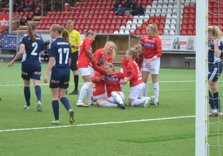 Victoria Sunde Møller scoret KILs eneste mål i kampen mot Fart. Forsvarsspilleren ble nærmest overfalt av jublende lagvenninner.