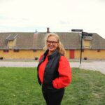 11 av de 31 storformat-fotografiene i Mona Nordøys utstilling My Hometown på festningen 18. juni skal dekke fasaden på stallbygningen i bakgrunnen.
