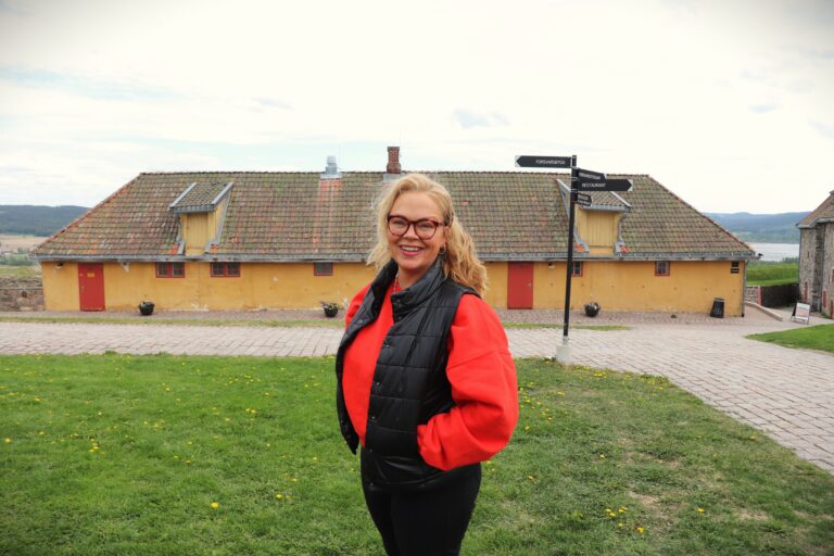 11 av de 31 storformat-fotografiene i Mona Nordøys utstilling My Hometown på festningen 18. juni skal dekke fasaden på stallbygningen i bakgrunnen.