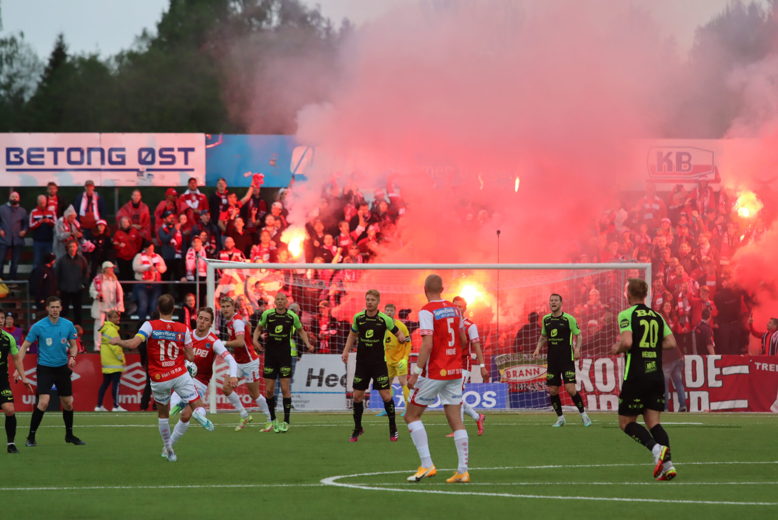 Mange folk på Gjemselund mot Brann, også bortesupportere.