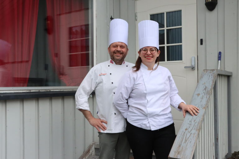 Sindre Skogen og Codruta Gabrielsen satser på catering hjemmefra, og det skal ikke stå på service og matopplevelser, lover de.