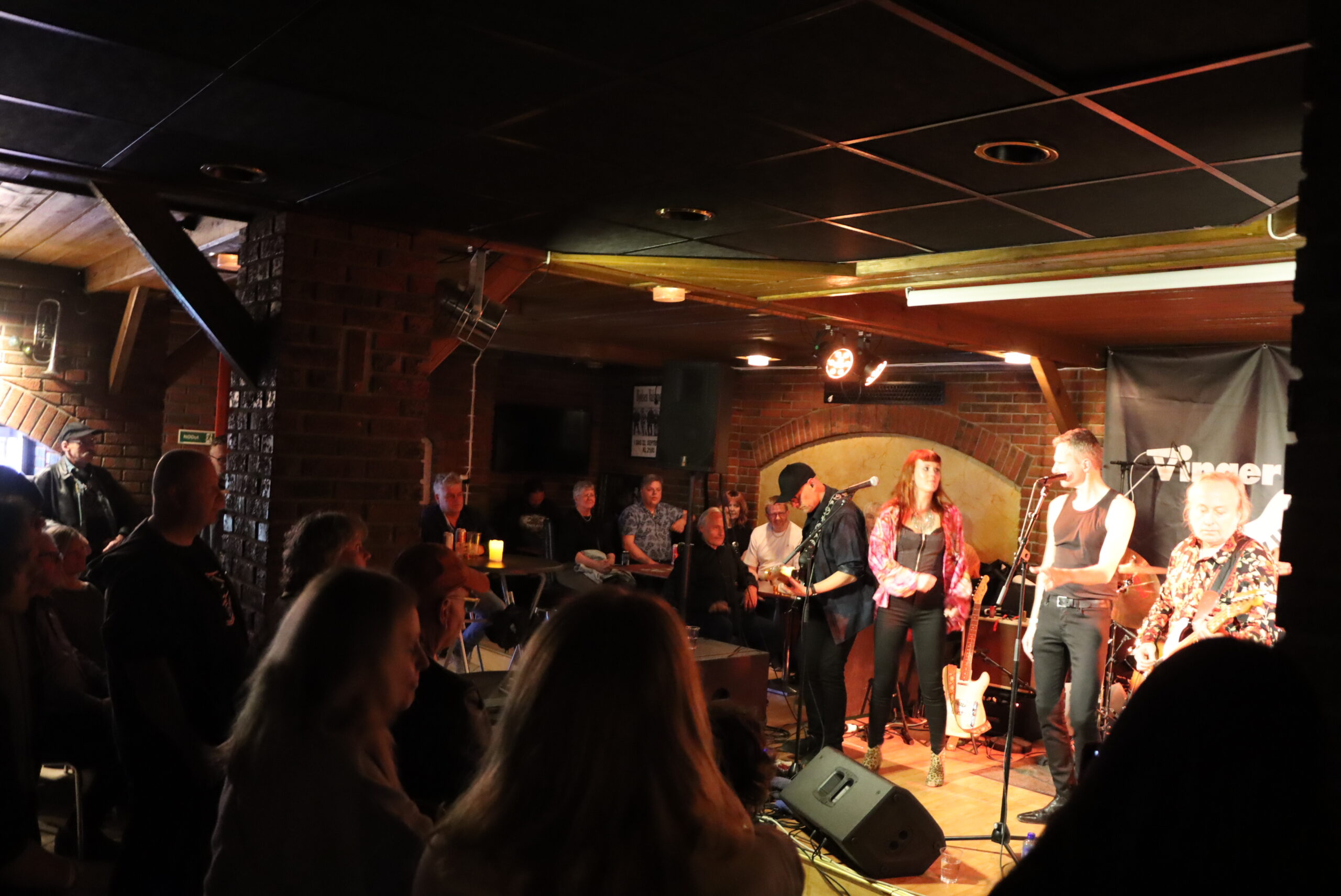 Fullt av folk p&aring; Vinger Blues & Rock Club.
