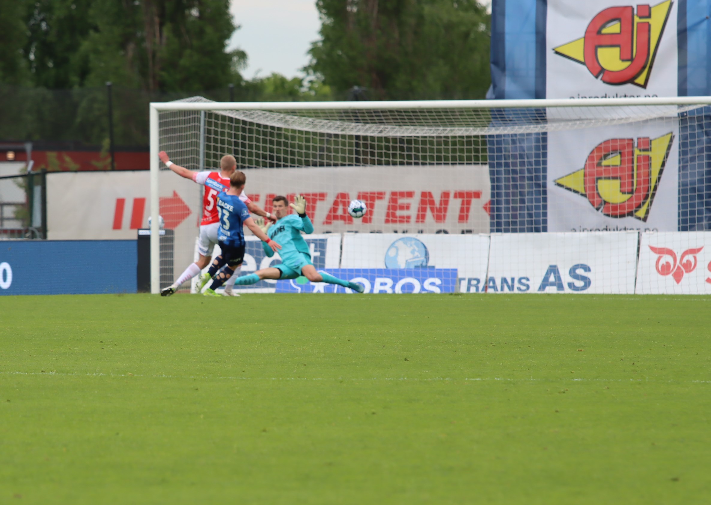 Oliver Edvardsen setter inn 1-0.