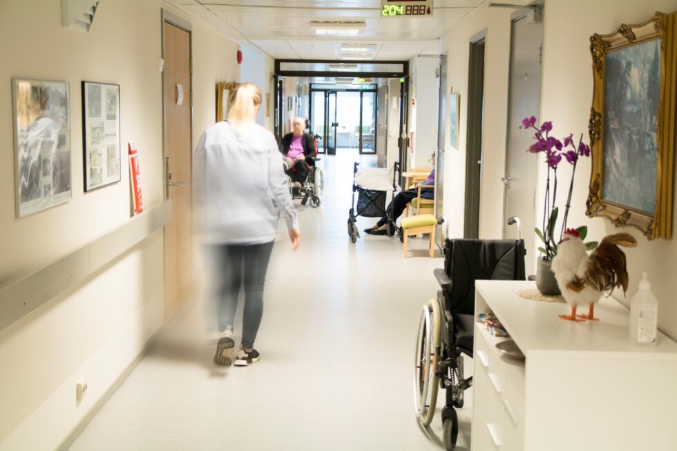 Økt grunnbemanning kreves for å flytte middagsserveringen på Kongsvingers sykehjem og omsorgsboliger fra klokka 13 til klokka 16. Det vil kreve økt bemanning og koster fem millioner kroner.