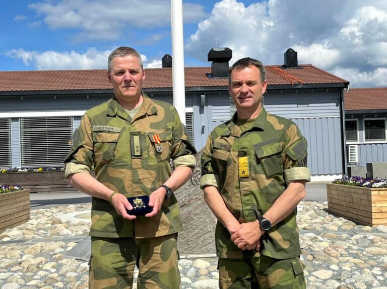 Arnstein Hestnes ble hedret for innsatsen på veteransenteret mandag.