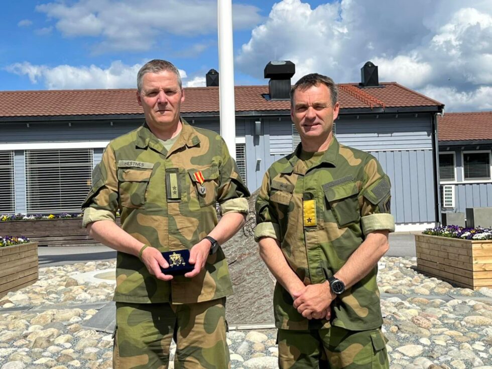 Arnstein Hestnes ble hedret for innsatsen på veteransenteret mandag.