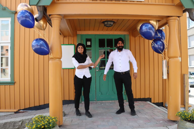 Aisha Parveen og Sarvanjit Singh Jamba glade for endelig å ha åpnet Amraj på Kongsvinger.