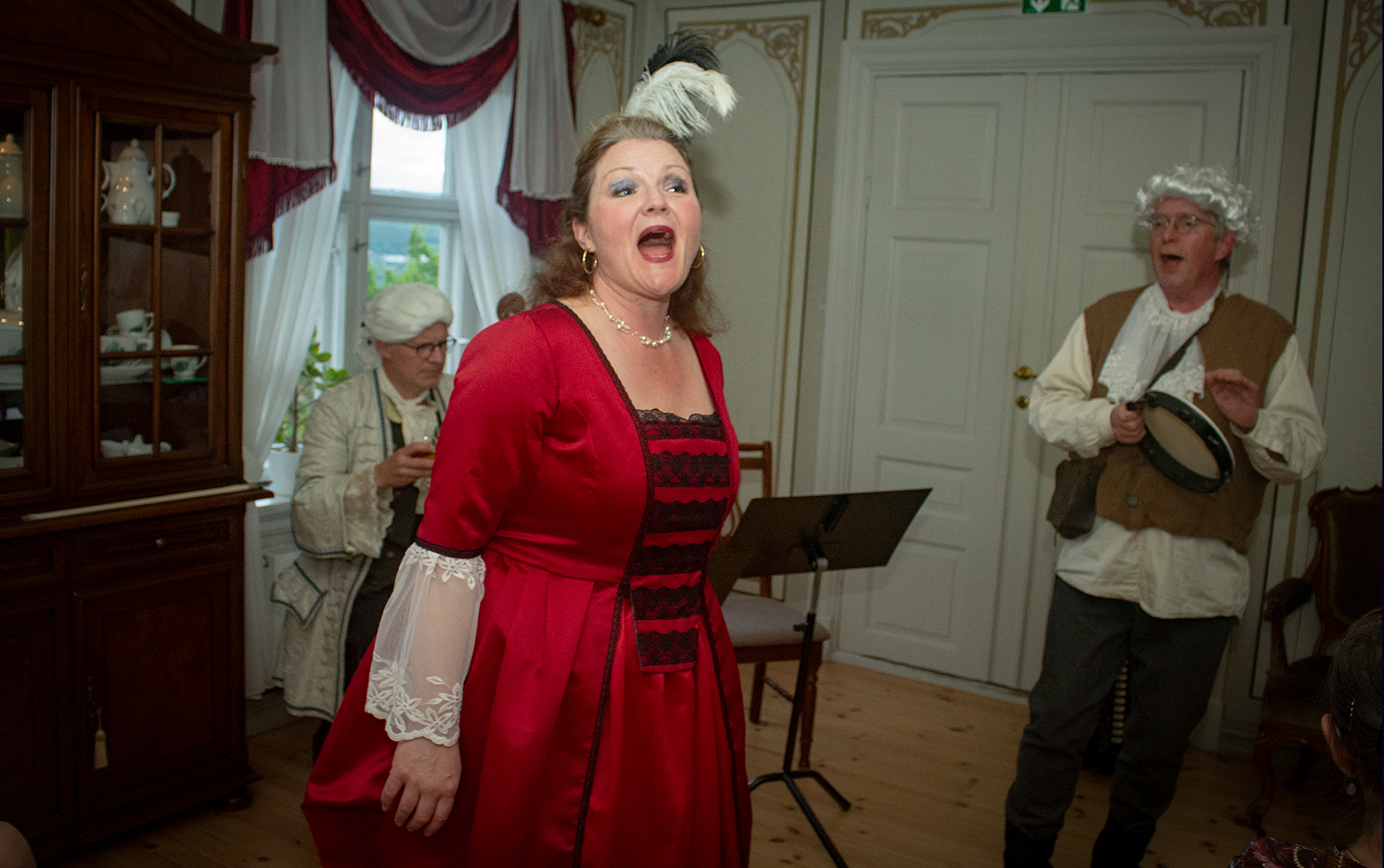 Mozart, Bach og Bellman ble fremf&oslash;rt av blant annet denne trioen: Fra venstre &Oslash;yvind Gimse som Johann Sebastian Bachs s&oslash;nn, Eva Vermundsberget som Helena, og &Oslash;ivind Roos som trubadur Jakob Heidelberg.