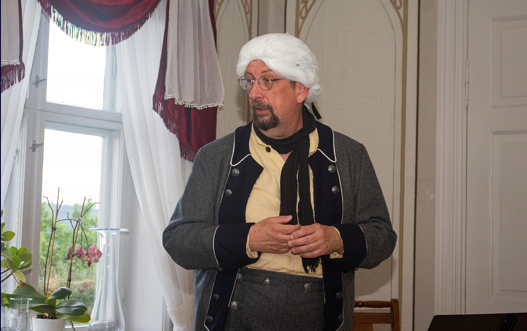 Lars Ovlien som Profoss Nicolai Elskougsen i &aring;ret 1792.