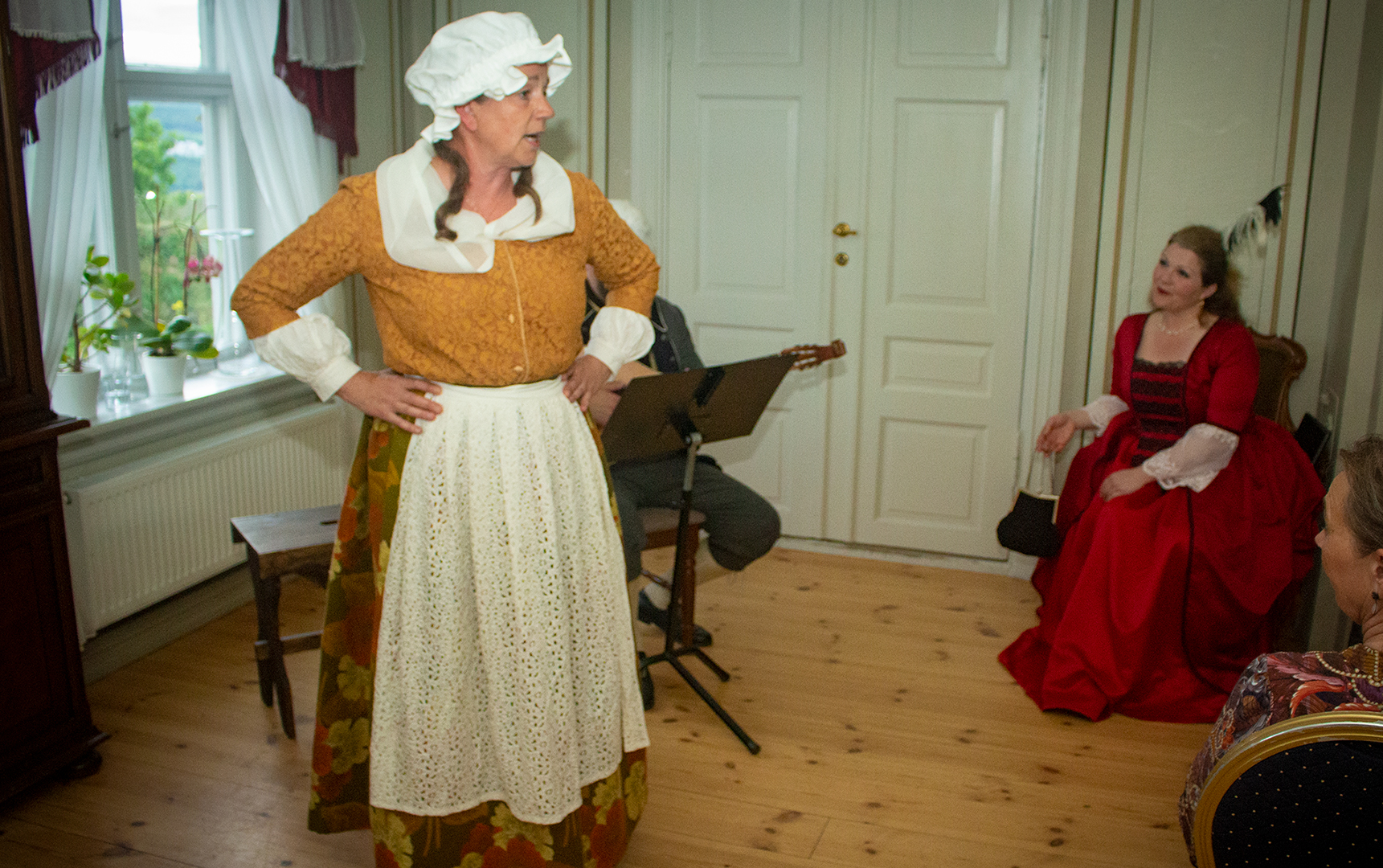 Mette Skogbakken som vertshusholdersken Ulla og Eva Vermundsberget som hennes l&oslash;sslupne tjenestepike Helena.
