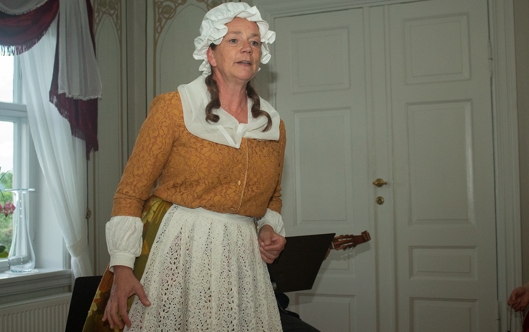 Mette Skogbakken som vertshusholdersken Ulla, fremf&oslash;rer Bellman.