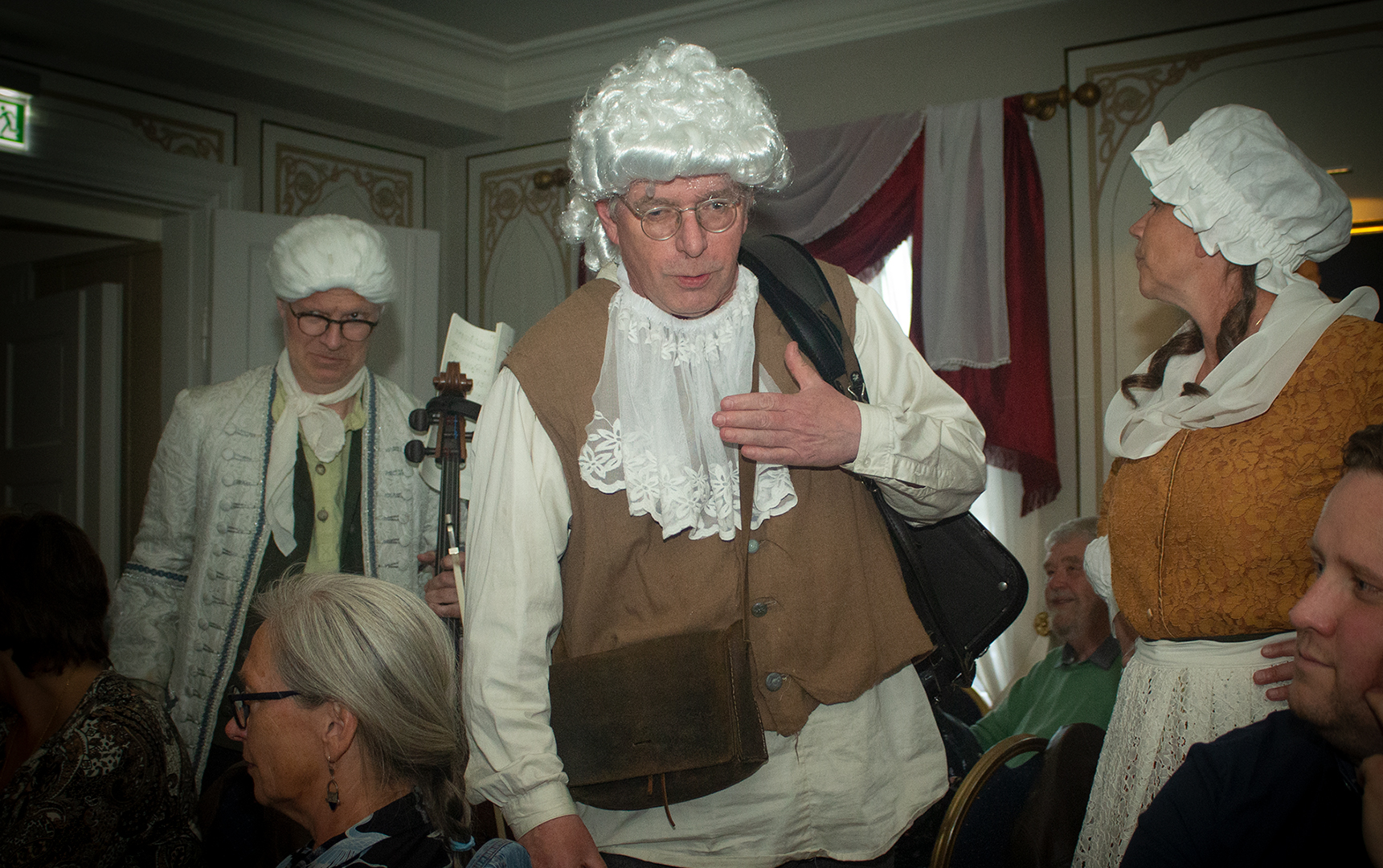 Publikum sitter tett p&aring; skuespillerne.