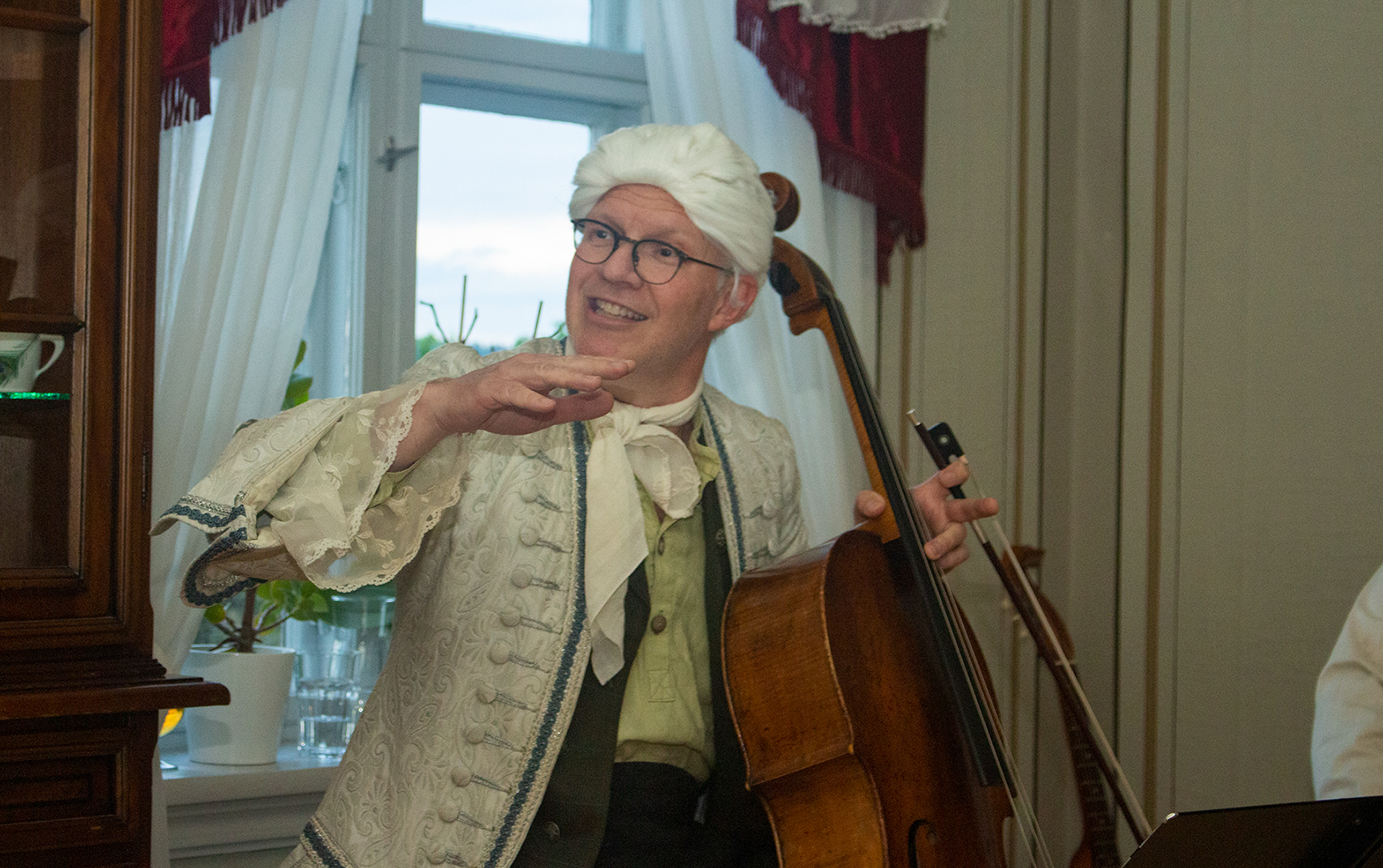 &Oslash;yvind Gimse som Bachs cellists&oslash;nn, forteller kort om stykket han skal spille.
