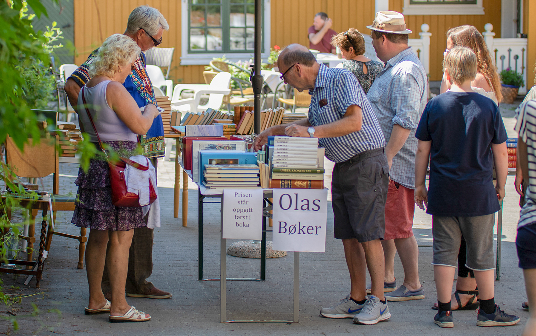 Livlig bokhandel fra Liv i Leiren