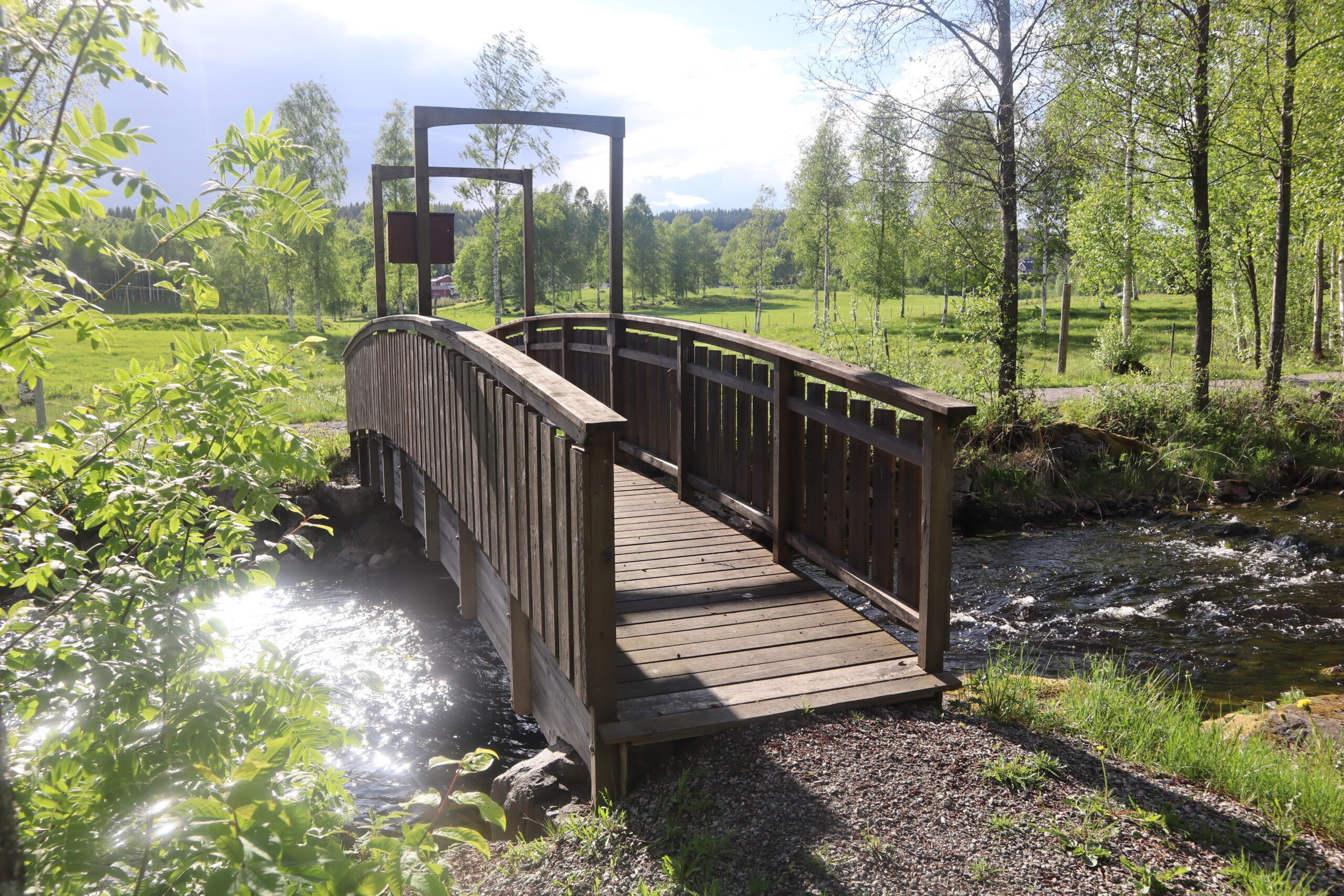 Over til flere av holmene i elva er det bygget opp bruer. Her er Jutholmsbrua.