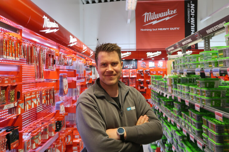 Når du skal pusse opp eller kanskje bygge noe, kan det være nyttig å diskutere med fagfolk, sier Stian Øi, daglig leder for Byggshoppen på Rasta.