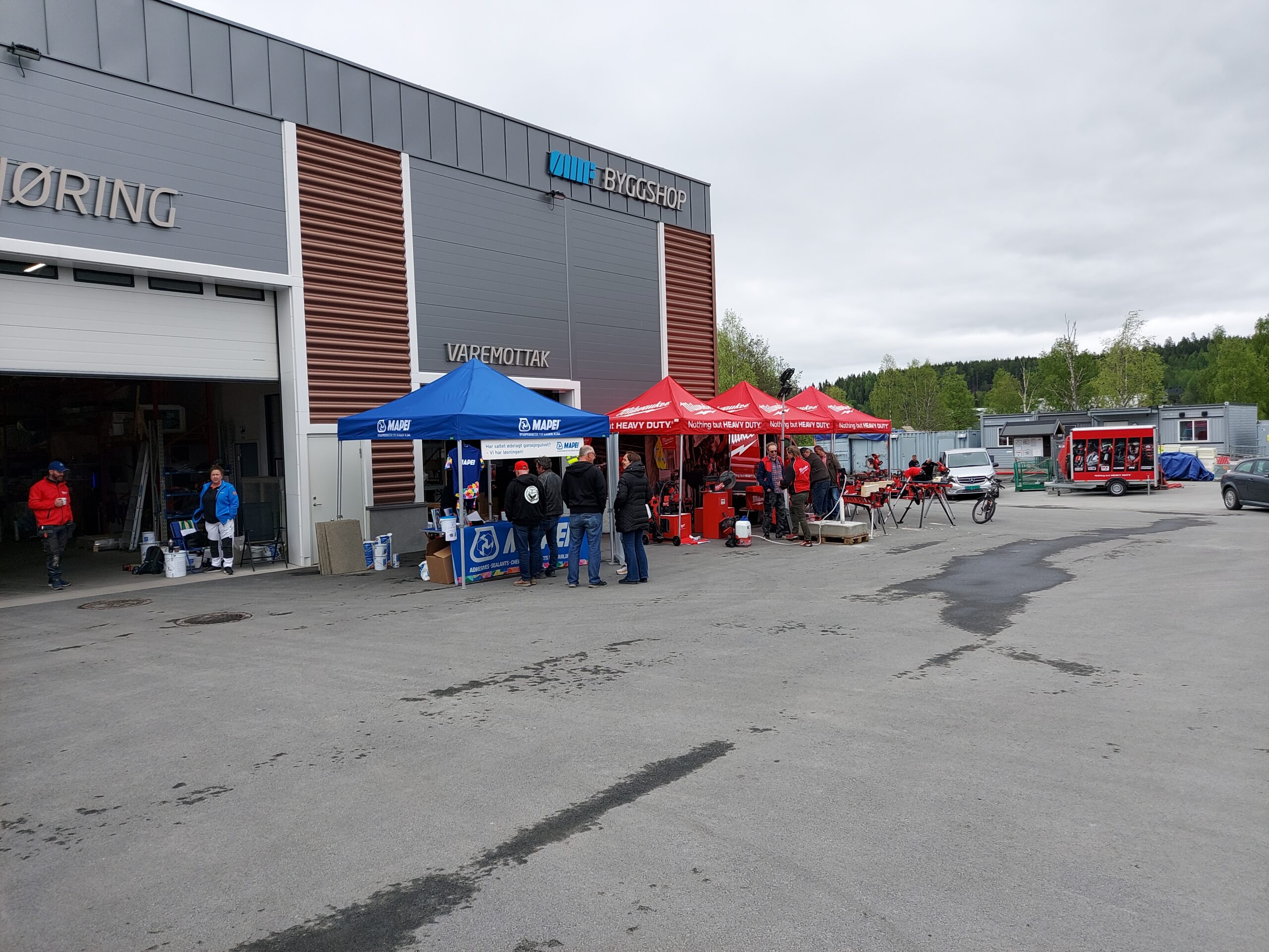 I forbindelse med Pit Stop Motorweek arrangerte leverandøren Milwaukee Red Evolution Tour. Mapei og Mataki deltok også med demo og tilbud på deres sortiment.