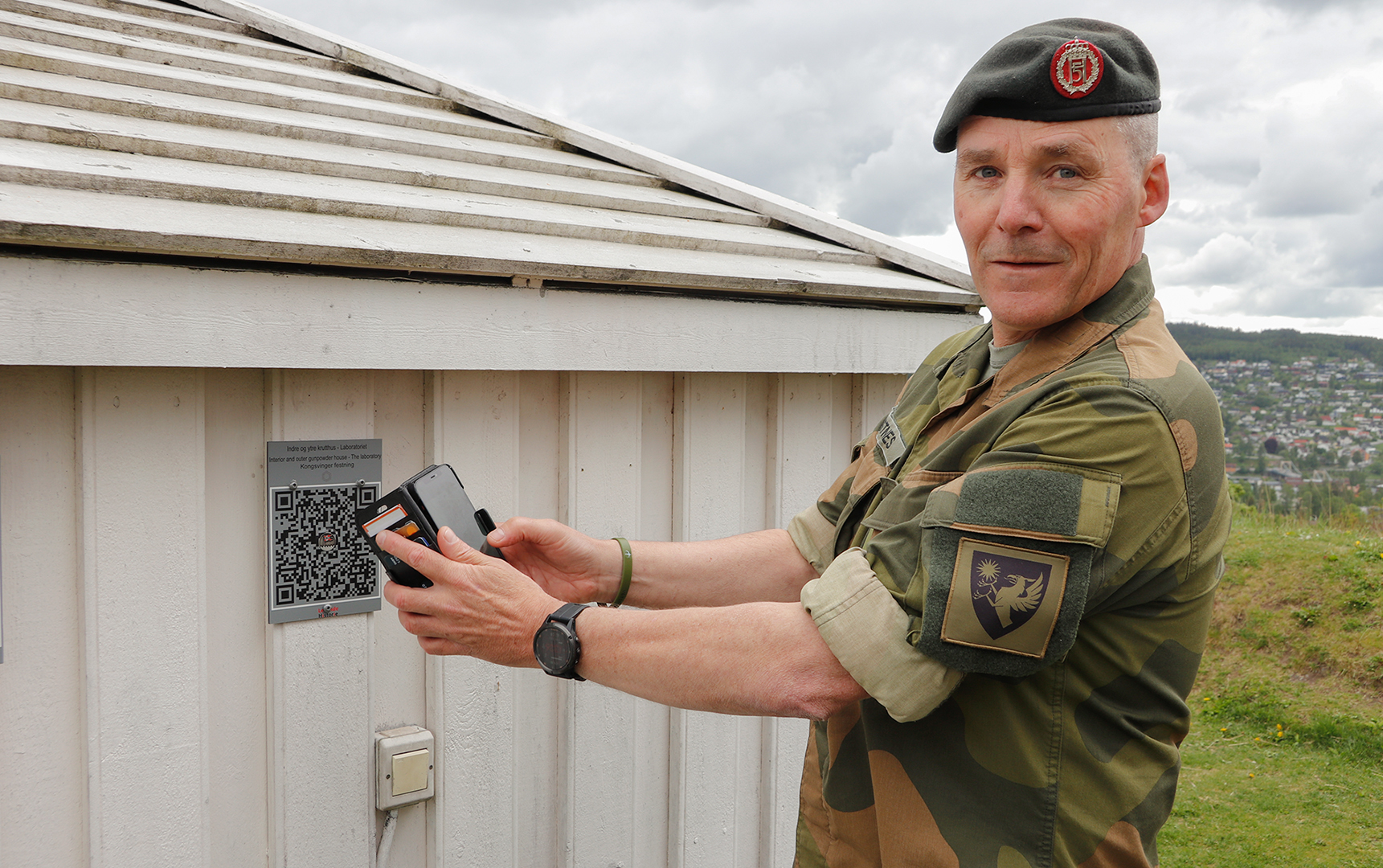 Slik fungerer det: Ta med egen smarttelefon og bare pek på QR-koden. Kommandant Arnstein Hestnes viser hvordan.