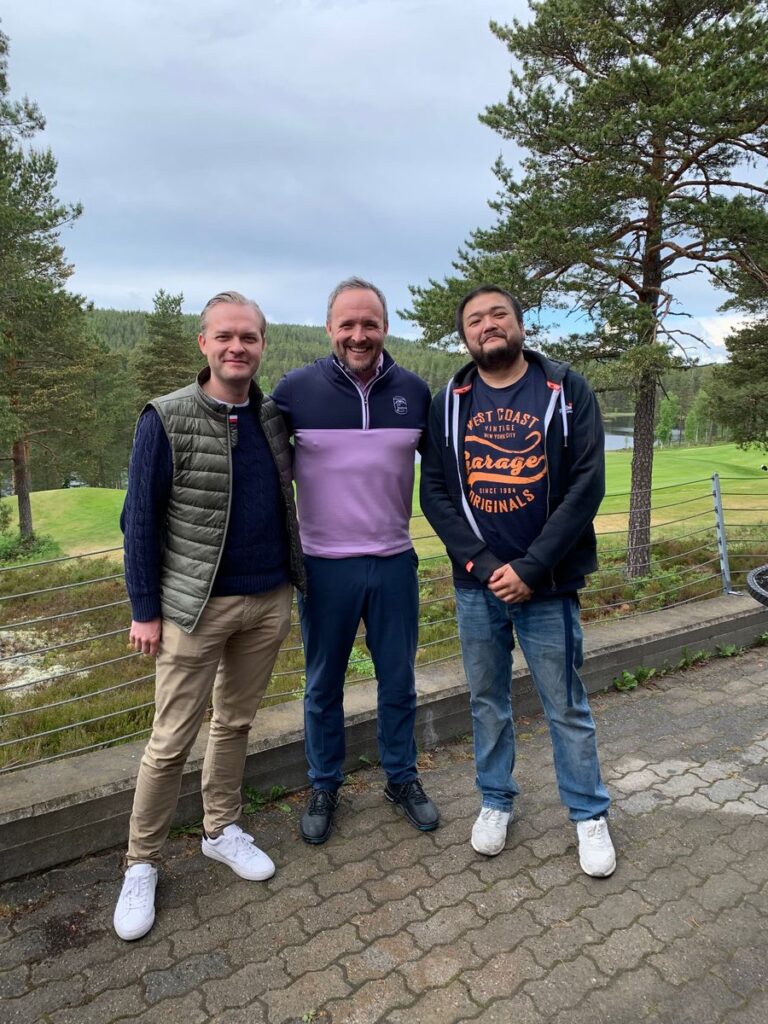 Daglig leder i Kongsvingers Golfklubb, Daniel Larsson (midten), ønsker Emil Andreas Mokkelbost Engh (t.v.) og Frederick Chi velkomne som nye drivere av restauranten.