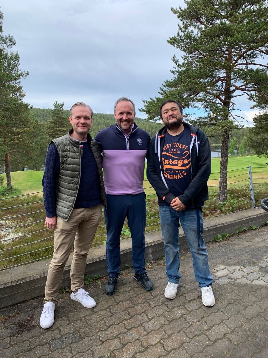 Daglig leder i Kongsvingers Golfklubb, Daniel Larsson (midten), ønsker Emil Andreas Mokkelbost Engh (t.v.) og Frederick Chi velkomne som nye drivere av restauranten.