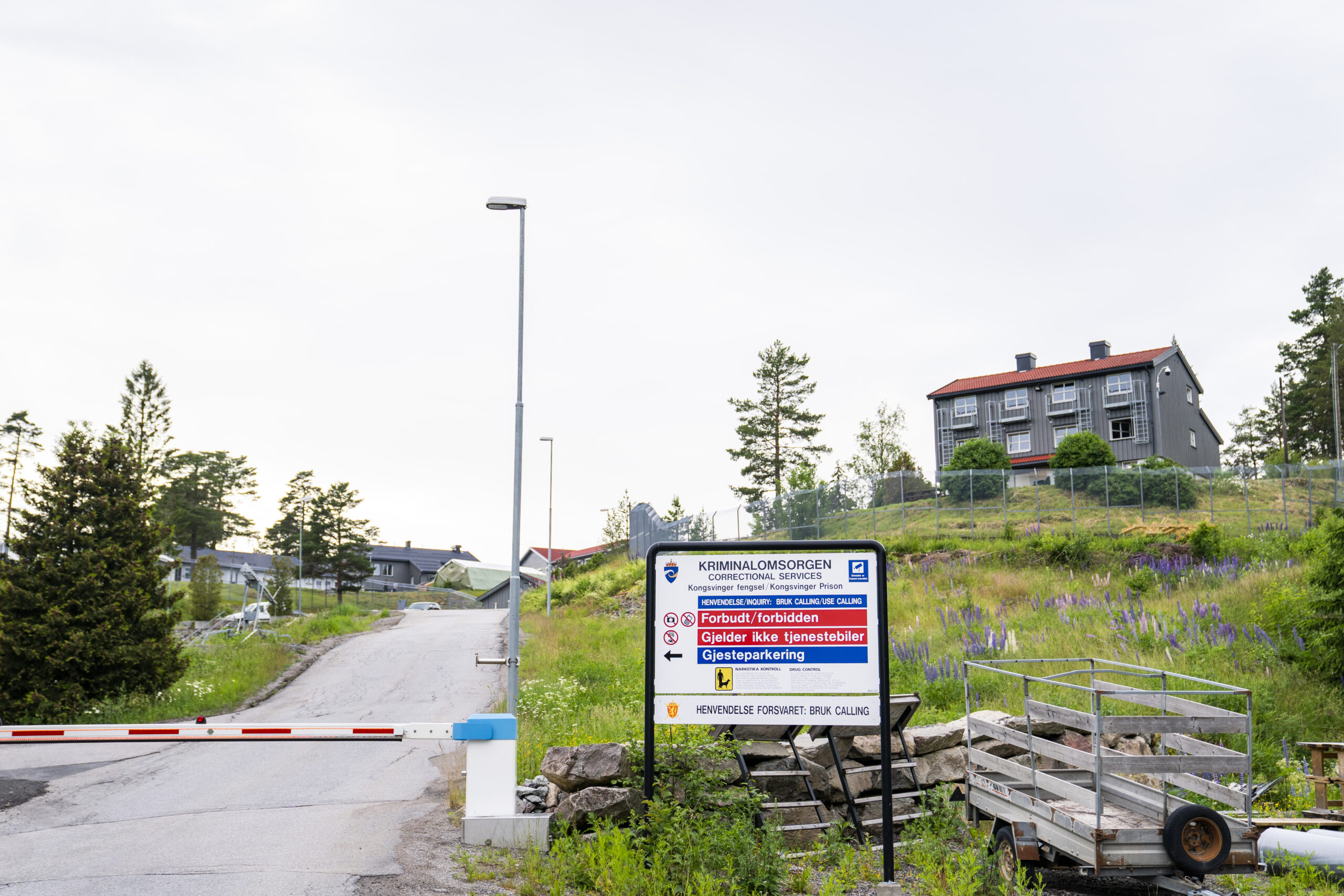 Innenfor denne porten på Vårdåsen soner Eirik Jensen sin straff på 21 års fengsel.