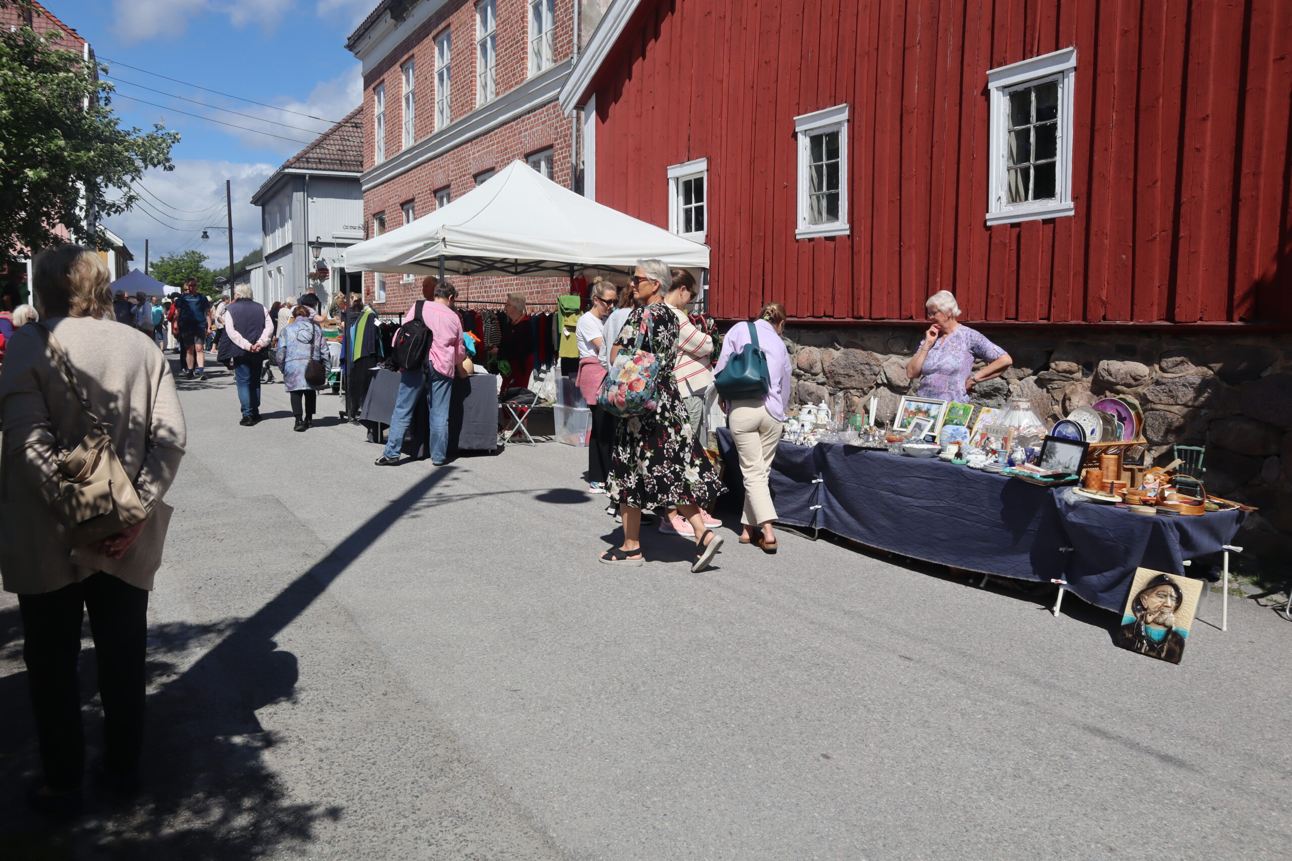 Langs Herdahlsparken hadde ustillerne stilt seg opp