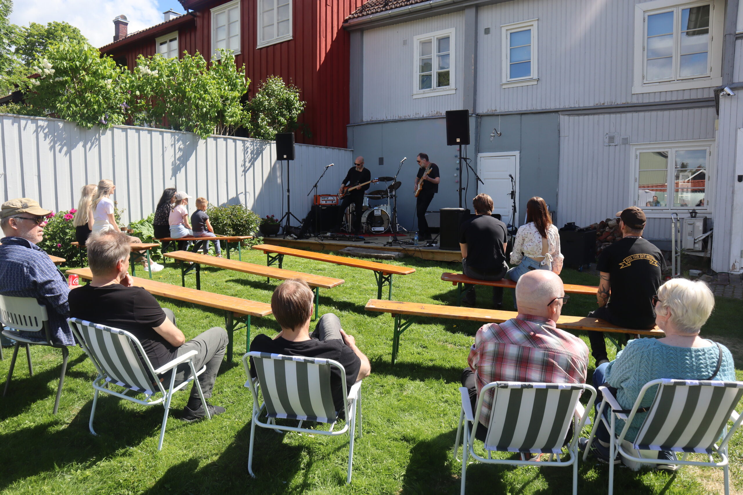 Mange tok turen innom bakgården i Øvrebyen for å høre på musikk til inntekt for øvingslokalet Huset.