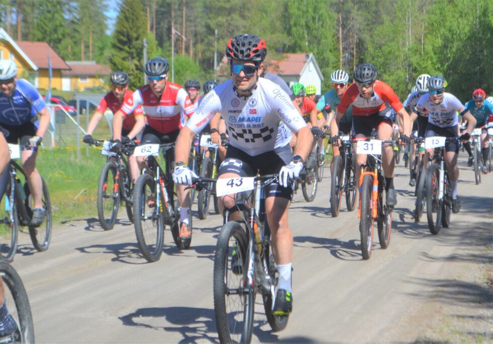 Joachim Håven (nummer 5) var med på dugnaden kvelden før, men stilte selvfølgelig til start i rittet. Han hadde følge med Rune Løvåsmoen fra Granli hele dagen.