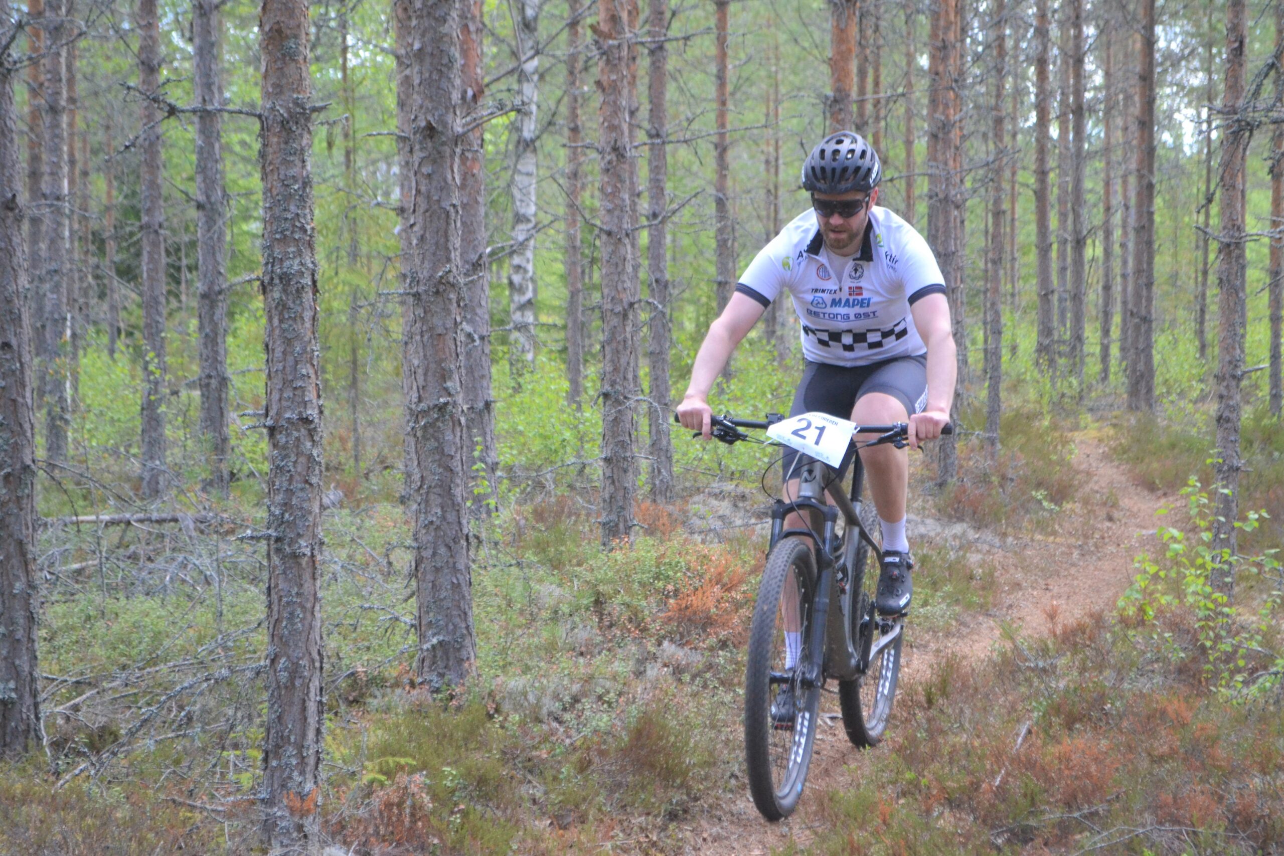 Lars Ringstad sykler i Glåmdal SK drakt, men representerte KIL Ski under Finnskogkurreren.
