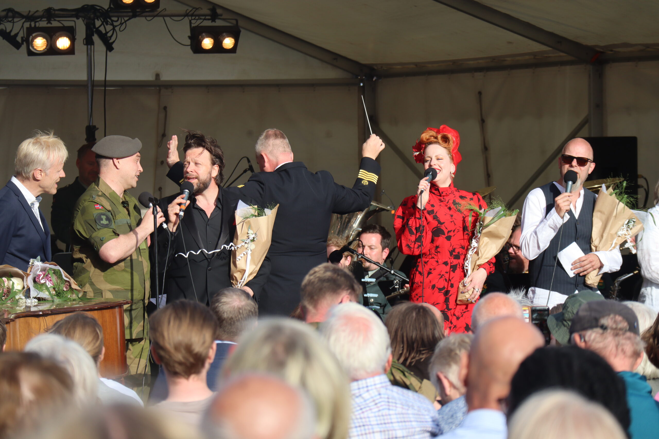 Alle artistene kom opp på scenen og avsluttet konserten med å synge We'll meet again.