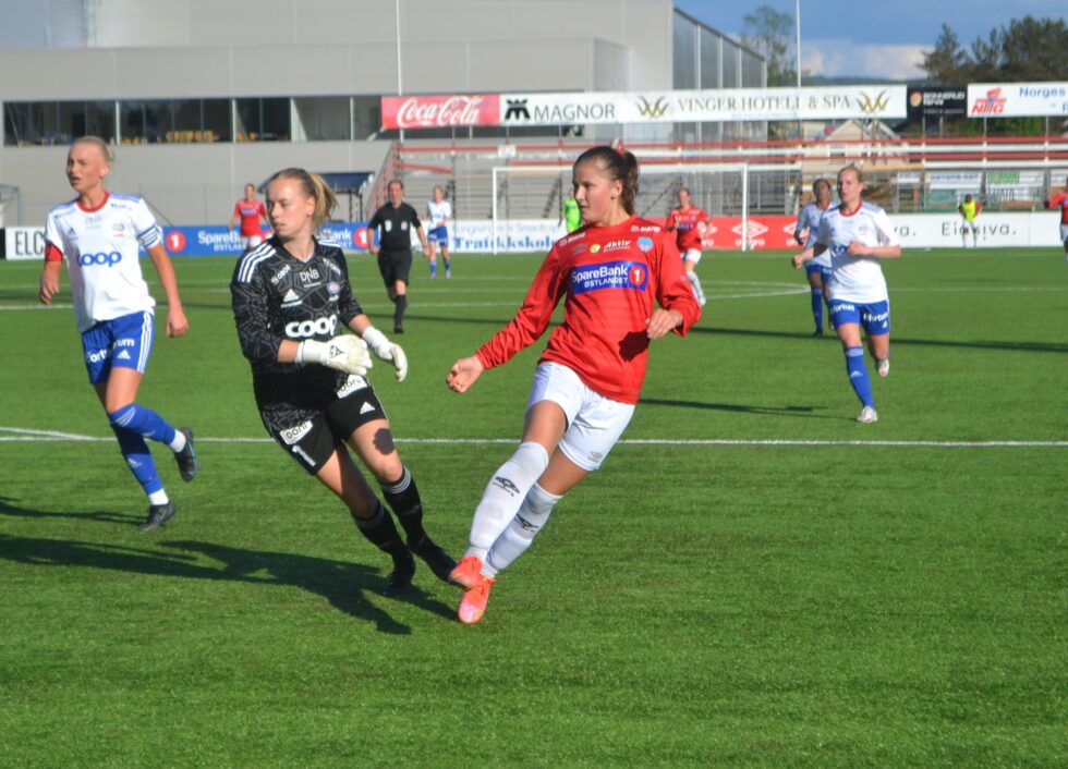 Her har Kaja Brendengen Rosenlund nettopp satt skuddet sitt forbi keeper, men istedenfor mål, traff hun nettveggen på yttersiden.