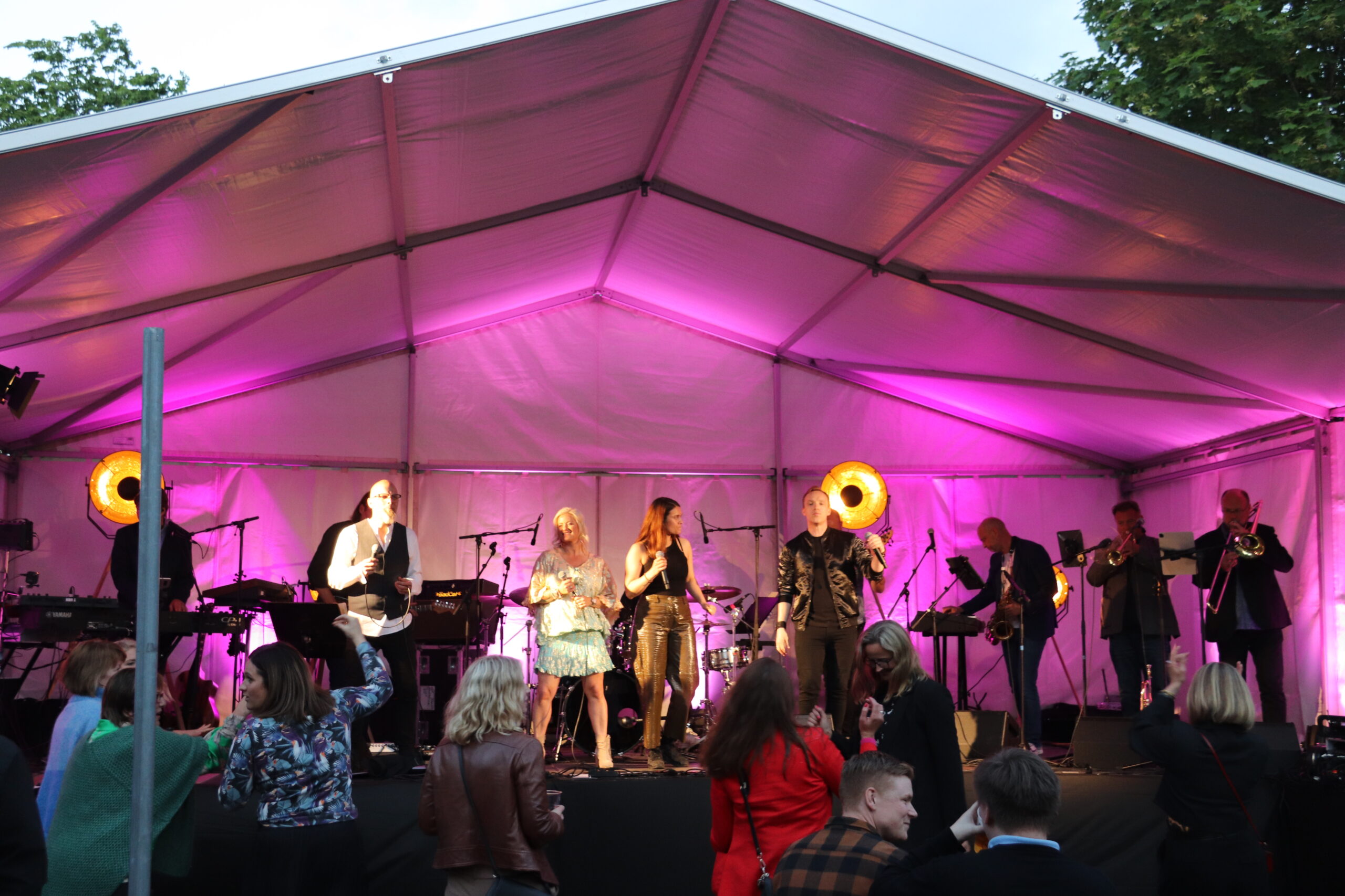 Og helt til slutt; dansetrinn ved scenekanten.