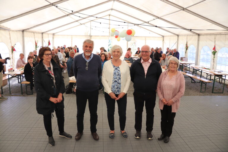 Nancy Aurtjernsbråten (f.v.), Henning og Berit Hjertnes og Åge og Marit Olaussen ble spesielt satt pris på da Lia borettslag feiret 50 år lørdag.
