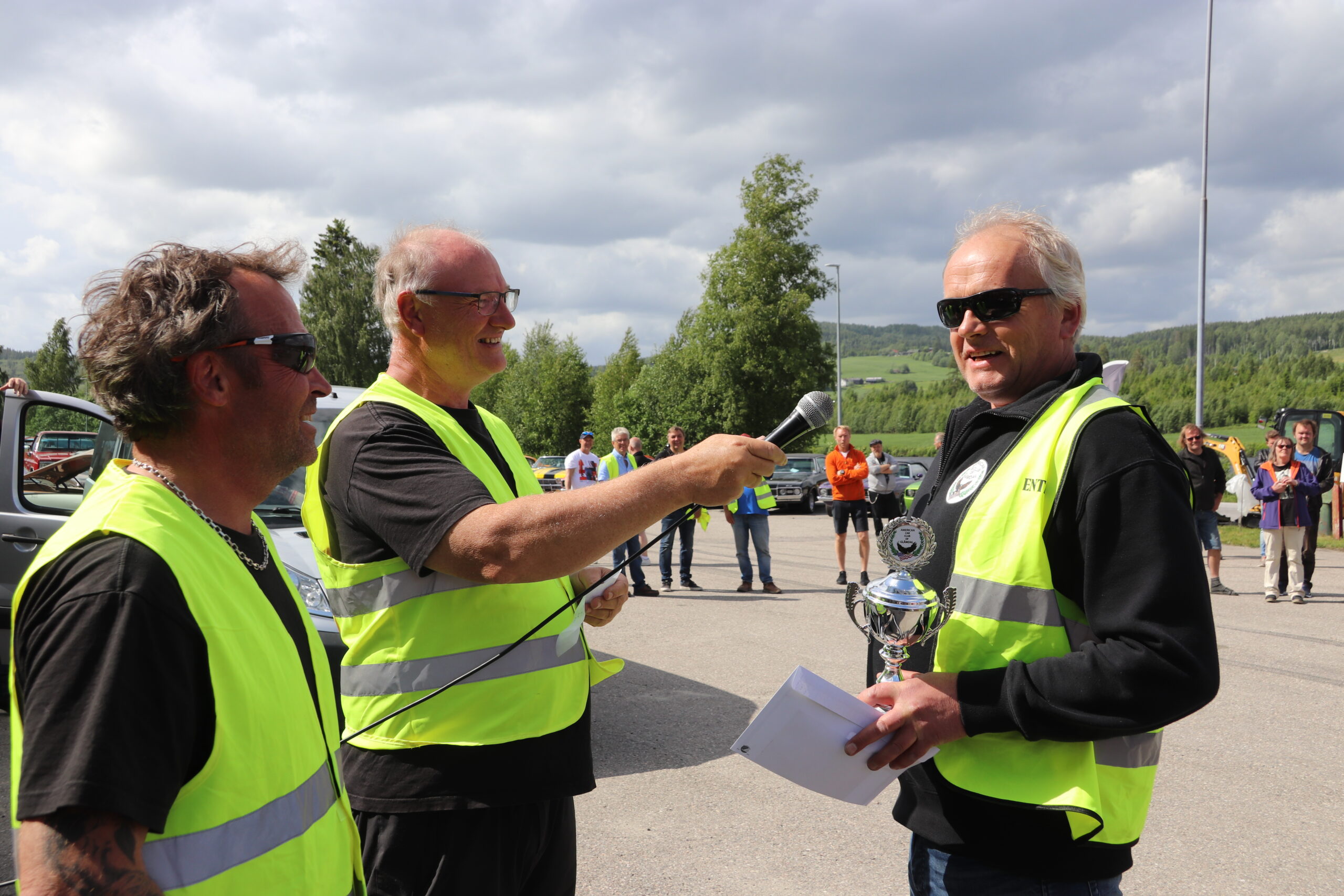 Reidar Skjønsfjell fra treffarrangør Amcar Glåmdal prisbelønner og intervjuer Gjermund Stenerud.