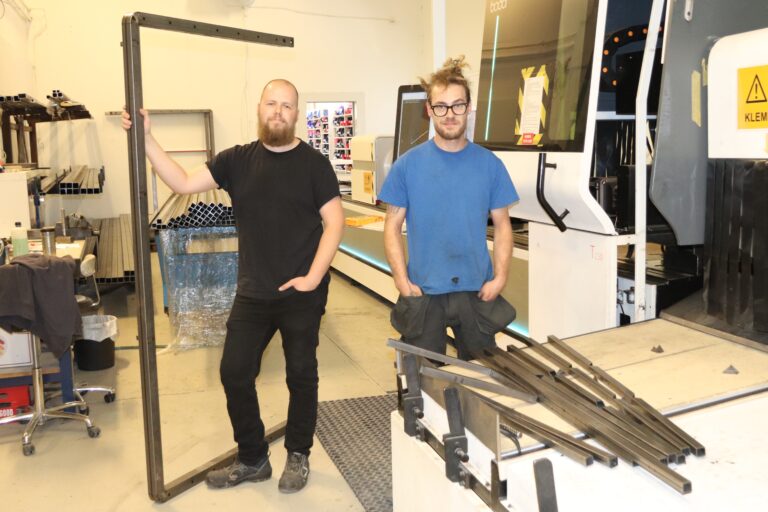 Kristian Dyve Norum og Patrick Aleksander Napstad i Eskoleia har jobbet sammen for å produsere fotostativene.
