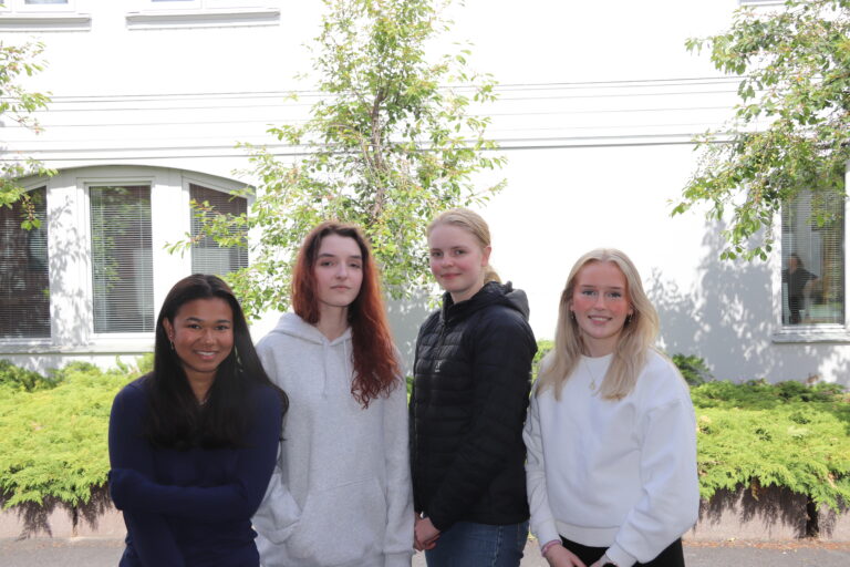 Arunee Khotjangreed, Sophia Hulenyi, Thea Gjølstad og Eli Kristine Hansen fikk førsteprisen under innovasjonscampen.