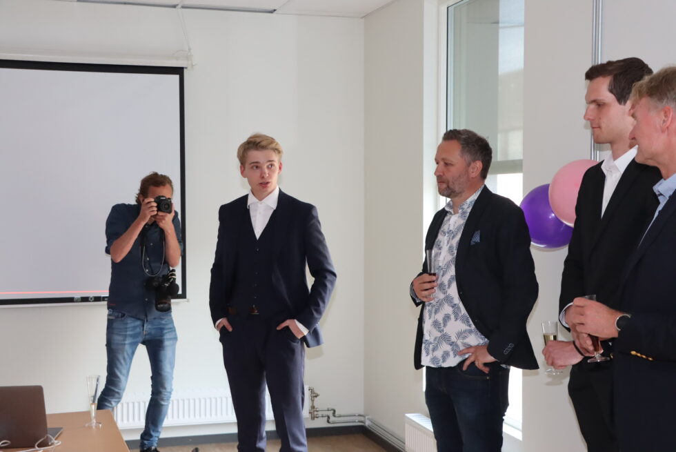 Håkon Ellingsen flyttet inn i Haugekvartalet onsdag, samme dag som Bloomful ble lansert. Til høyre står kommunikasjonsgiver Johannes Fjose Berg, chief web officer Martijn Vermeulen og styreleder Stein Ole Larsen.