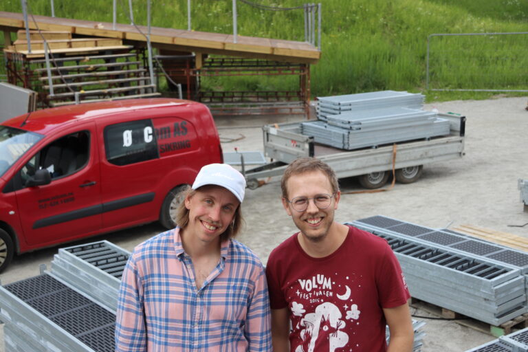 Regissør Harald Engan og produsent Martin Høgberget er to av over 150 som er involvert i Eventyrfestningen.