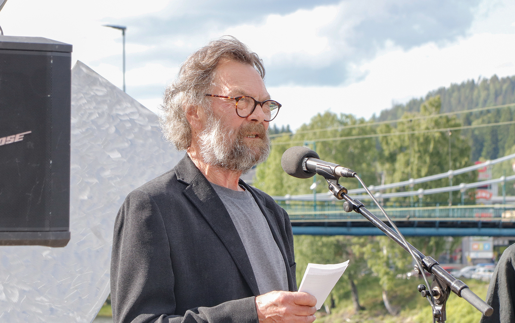 Kunstner Dag Skedsmo fortalte om tankene og prosessen bak skulpturene.