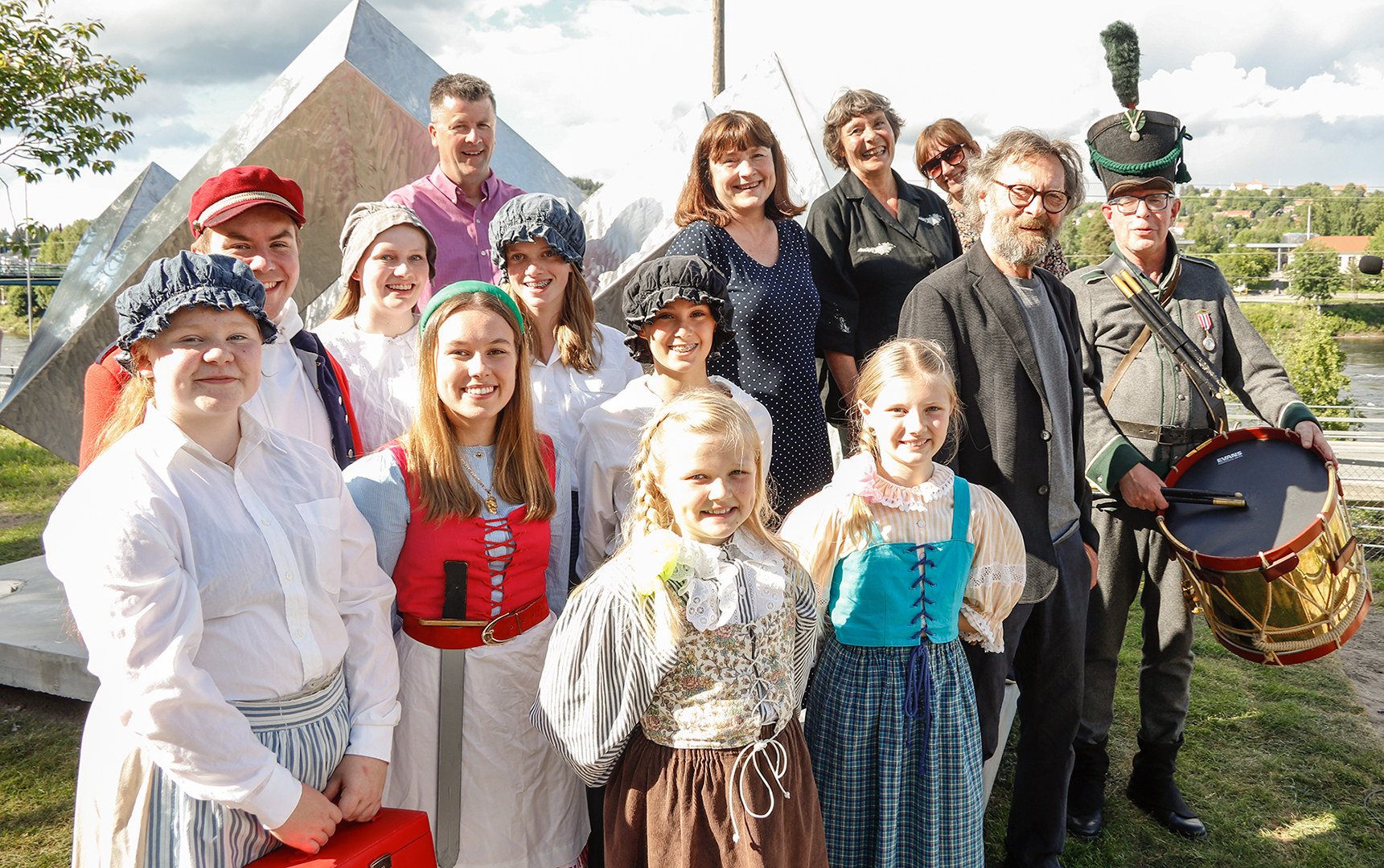 Dag Skedsmo, foran den største skulpturen, flankert av folk fra Eventyrfestningen, kommunen samt Øivind Roos (for anledningen) fra Kongsvinger Tambour Corps