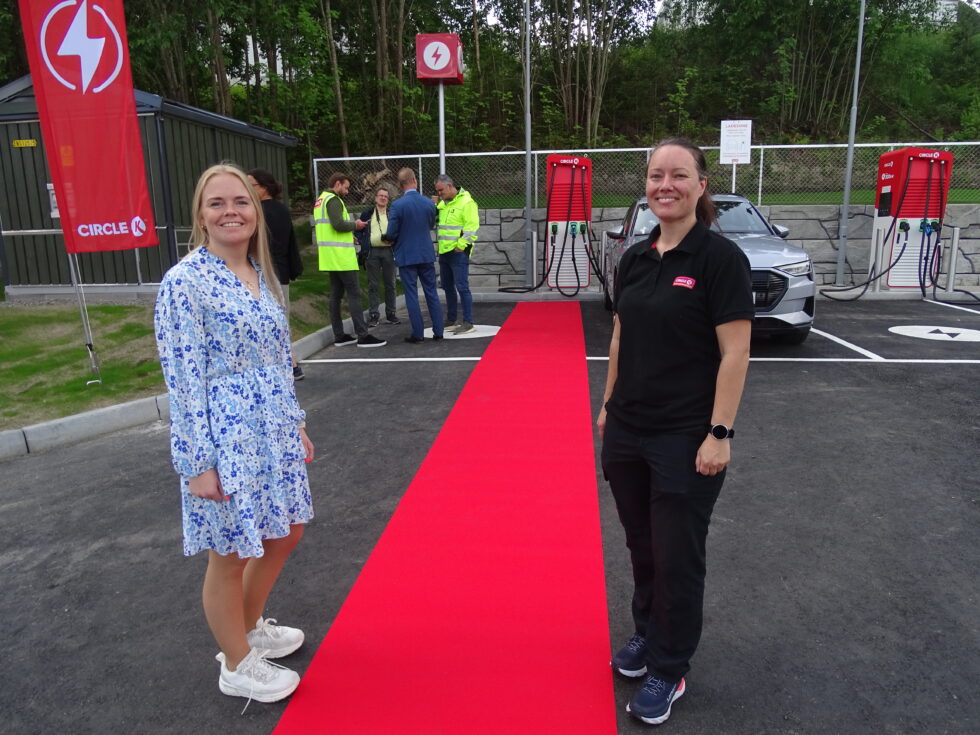 Rød løper til strømpumpene i Arkovegen. Eiendomssjef Åse Bomann-Larsen i Circle K (t.v.) og daglig leder Madeleine Rustad forteller om stadig flere ladekunder -som oppholder seg lengre tid i butikklokalene.