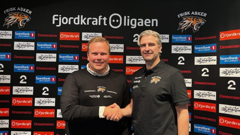 Simon Stolt Wang (t.v.) blir ønsket velkommen til Frisk Asker av sportssjef Vidar Wold.