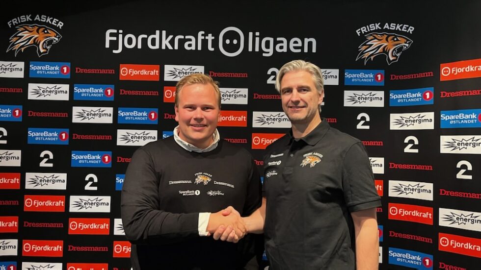 Simon Stolt Wang (t.v.) blir ønsket velkommen til Frisk Asker av sportssjef Vidar Wold.