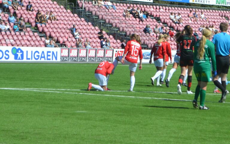 KILs angrepsspillere Kaja Brendengen Rosenlund og Frida Stangnes Grønhella ville feire skikkelig når de scoret mål. Dermed ble ideen om å kysse hverandres føtter født.