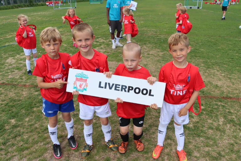 Det deles inn i forskjellige lag på fotballskolen. Trym, Teodor, Henrik Emilian og Ludvig fikk Liverpool.