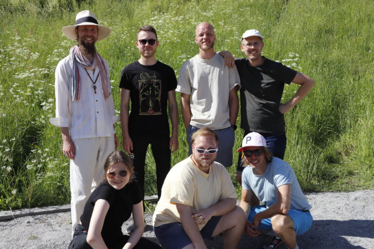 Skuespillerne Andréas Brithanus Aarskog, Magnus Aurland Øiseth, Patrick Børjesson, Martin Høgberget, Ingjerd Engh, Christer Holmen Bakken og Harald Engan inviterer til improteater. Der kan du også se Silje Aasvestad Sandvik og Even Finsrud på scenen.