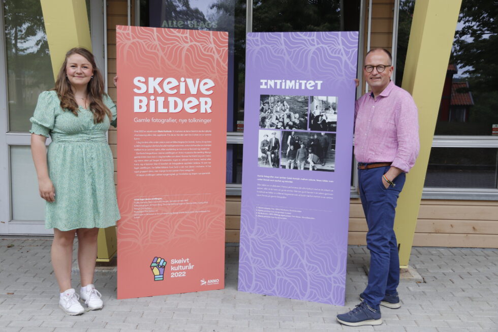 Vilde Strid og Bjørn Sverre Hol Haugen ved Kongsvinger museum med deler av utstillingen, og de gleder seg til å vise frem resten.